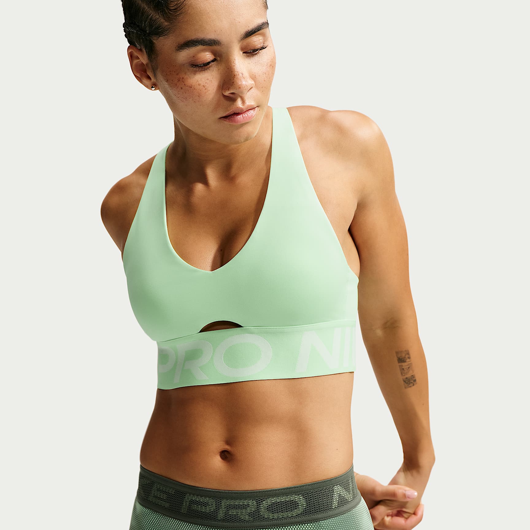 Bra deportivo con almohadillas de media sujeción para mujer Nike Pro Sculpt