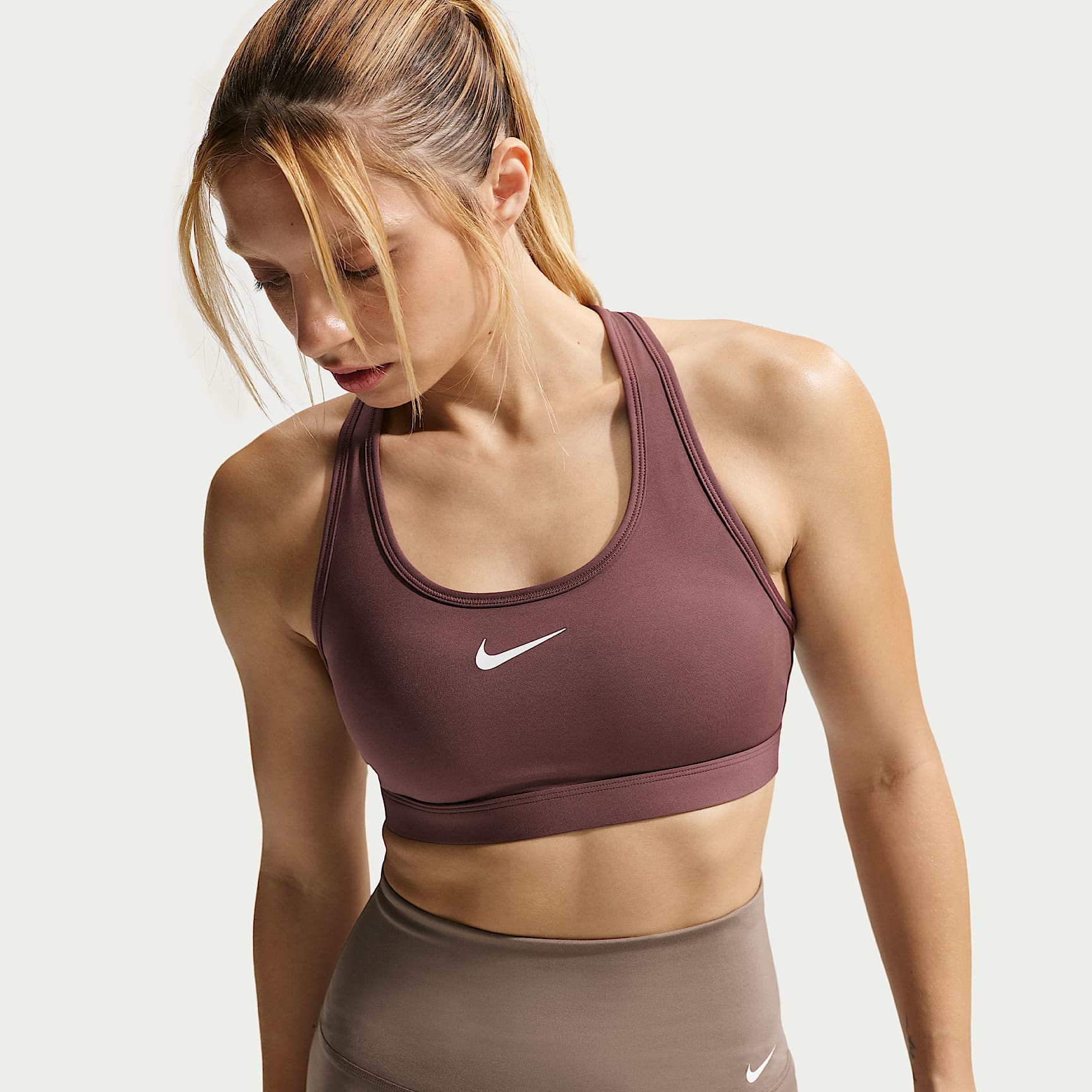 Bra deportivo con almohadilla de media sujeción para mujer Nike Swoosh