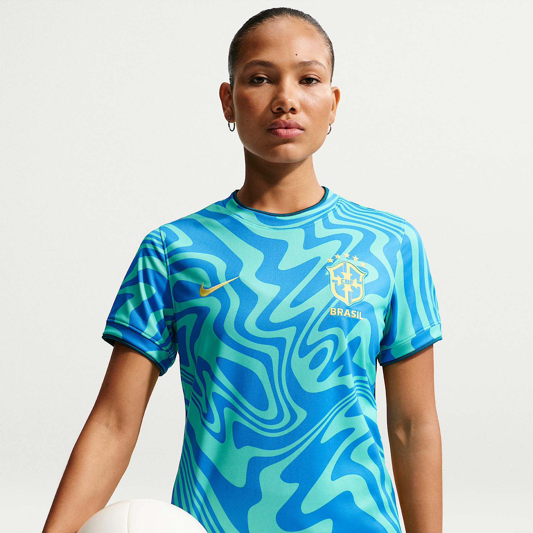 Playera de fútbol de manga corta Nike Dri-FIT para antes del partido para mujer Brazil