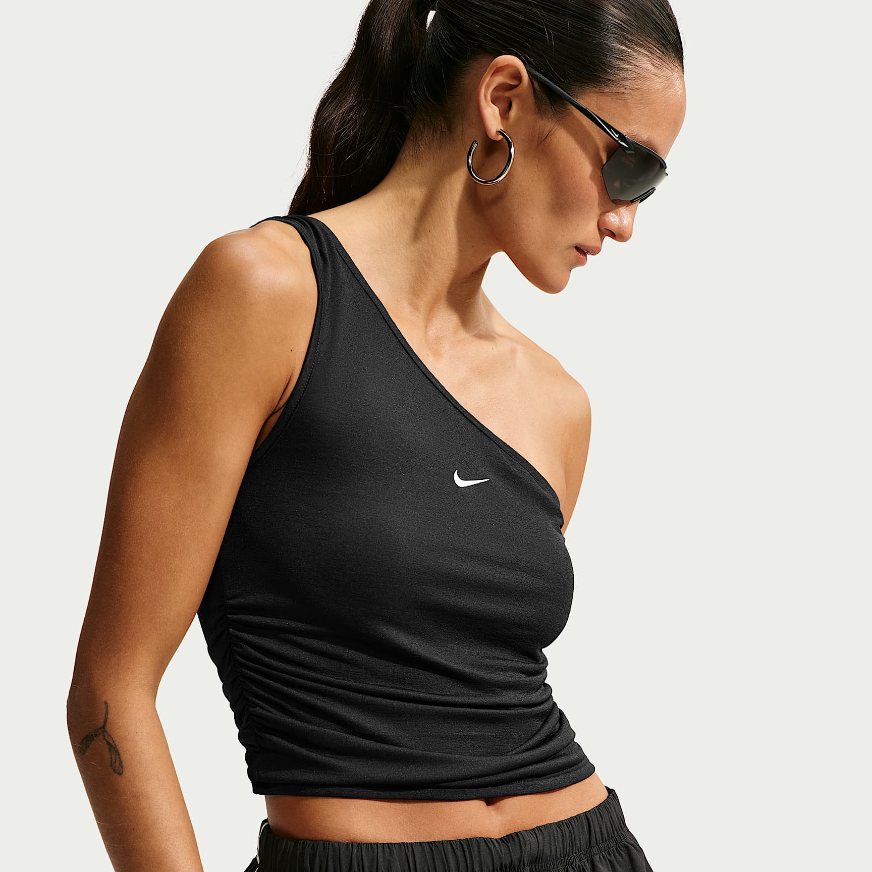 Camiseta de tirantes ajustada de un solo hombro para mujer Nike Sportswear