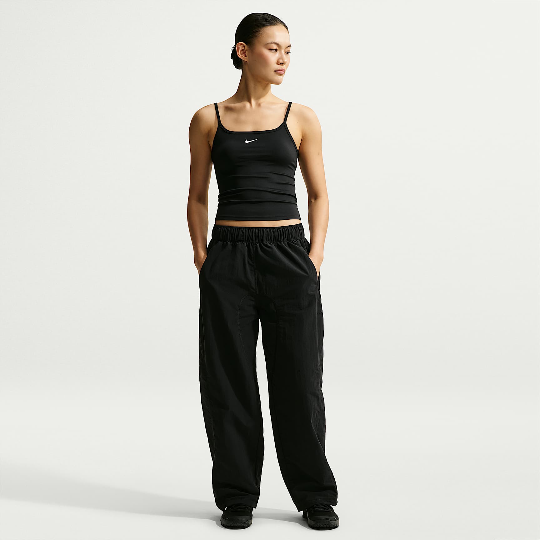 กางเกงขายาวผ้าทอเอวปานกลางผู้หญิง Dri-FIT Nike N.A.C.
