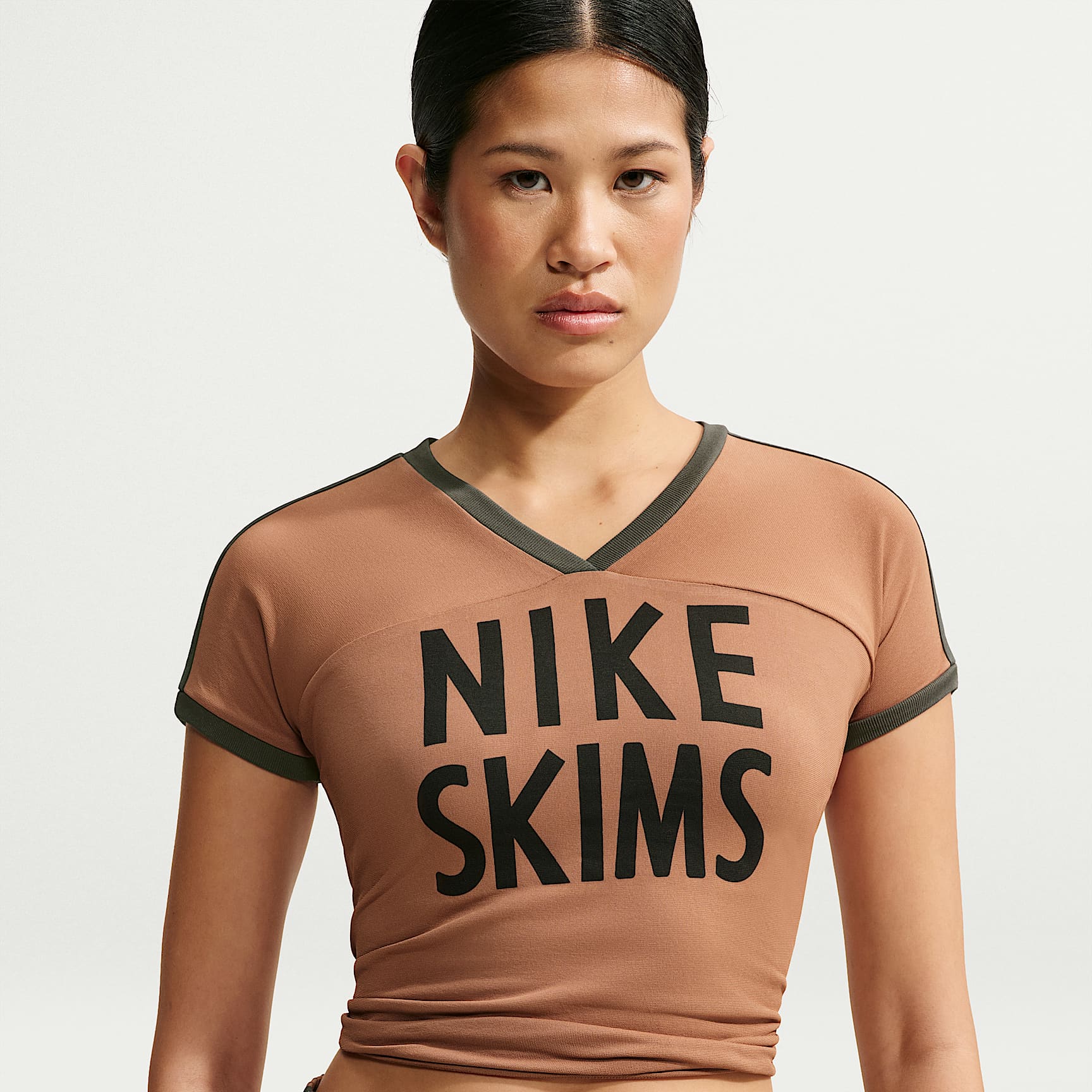 NikeSKIMS Stretch Knit kortermet dameoverdel med V-hals