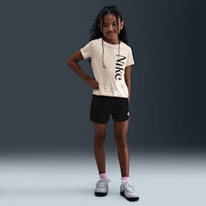 Conjunto de playera con flor silvestre y shorts de malla para niños talla pequeña Nike