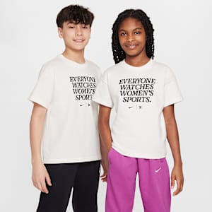 Playera para niños talla grande Nike by TOGETHXR Everyone Watches Women's Sports™