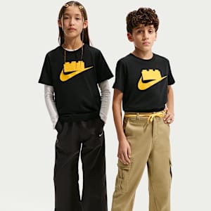 เสื้อยืดโลโก้เด็กโต Nike x LEGO® Collection
