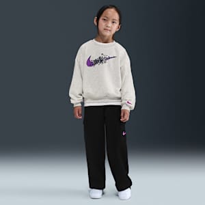 Conjunto de sudadera de cuello redondo sin cierre y pants cargo de French Terry para niños talla pequeña Nike