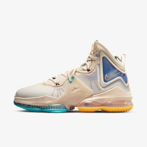 Chaussure de basket LeBron 19