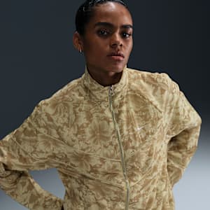 Chamarra de tejido Woven estampada y holgada de cierre completo y protección contra los rayos UV para mujer Nike Sportswear Windrunner