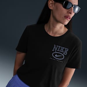 Playera de manga corta con gráfico para mujer Nike Sportswear Club