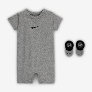 Conjunto de mameluco y botines Nike Baby Essentials