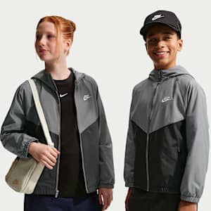 Nike Sportswear Windrunner Repel-Jacke mit Kapuze für ältere Kinder