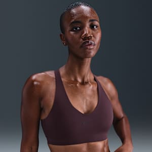 Bra deportivo Nike Universa con almohadilla de media sujeción para mujer