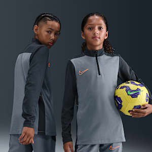 Playera de entrenamiento de fútbol de manga larga Dri-FIT de cierre 1/4 para niños talla grande Nike Academy