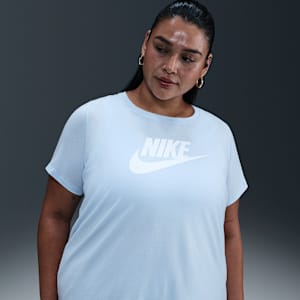 Playera con logotipo talla grande para mujer Nike Sportswear Essentials