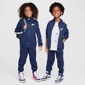 Conjunto de 2 piezas de cierre completo y cinta con logotipos para niños talla pequeña Nike Dri-FIT