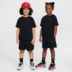 Conjunto de playera y shorts de Tech Fleece para niños talla pequeña Nike