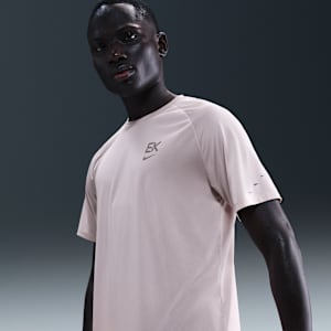 Playera de correr de manga corta Dri-FIT ADV para hombre Nike Stride "Eliud Kipchoge"