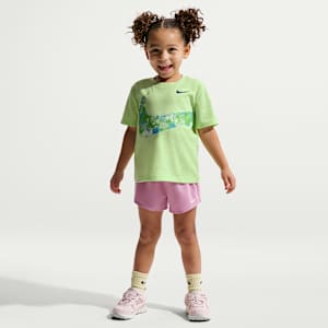 Conjunto de playera tipo jersey con gráfico y shorts de malla infantil Nike E1D1
