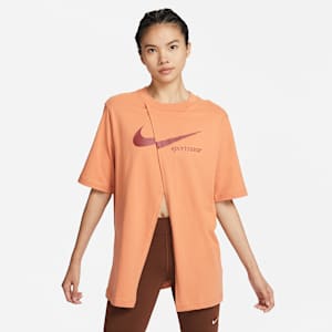 เสื้อแขนสั้นผู้หญิงขนาดโอเวอร์ไซส์แบบผ่า Nike Sportswear Collection