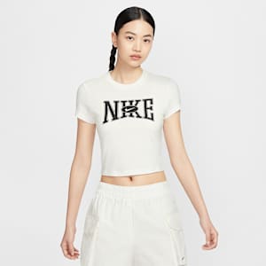 เสื้อยืดเอวลอยเข้ารูปผู้หญิง Nike Sportswear