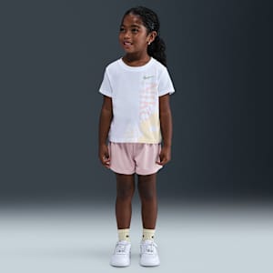 Conjunto de playera con flor silvestre y shorts de malla para niños talla pequeña Nike