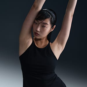 Top de tankini con cuello en V para mujer Nike Swim Essential