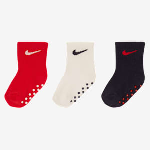 Κάλτσες μέχρι τον αστράγαλο με σχέδιο Swoosh και ειδικό υλικό συγκράτησης Nike για νήπια (τρία ζευγάρια)