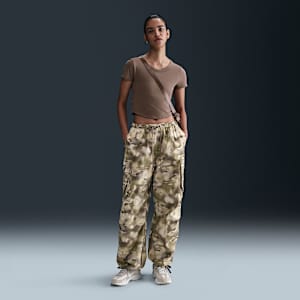 Pants cargo oversized de tiro medio camuflajeados para mujer Nike Sportswear