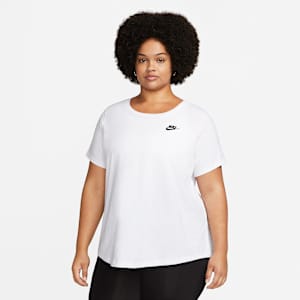 Nike Sportswear Club Essentials Damen-T-Shirt (große Größe)