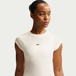 Playera de manga corta de tela de canalé ajustada para mujer Nike Sportswear Chill Knit