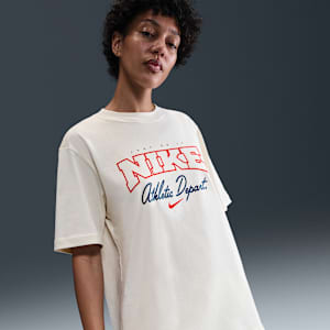 Playera de manga corta con gráfico holgada para mujer Nike Sportswear