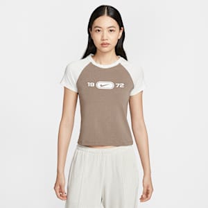 ナイキ スポーツウェア チル ニット ウィメンズ スリム グラフィック Tシャツ