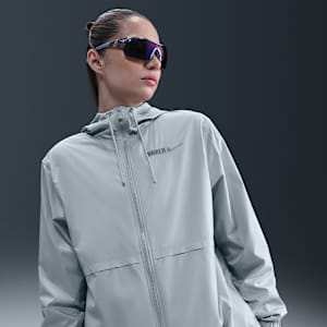 FC Barcelona Essential Repel Nike Dokuma Kapüşonlu Kadın Futbol Ceketi