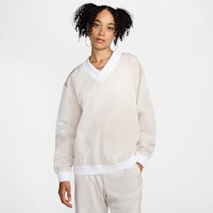 Playera de manga larga de tejido Woven de cuello en V holgada para mujer Nike Sportswear Essential