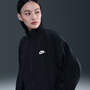 เสื้อแจ็คเก็ตโอเวอร์ไซส์ผู้หญิง Nike Sportswear Windrunner
