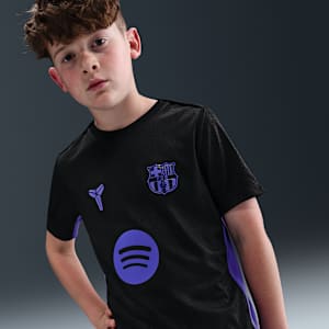 FC Barcelona Academy Pro Away Nike Dri-FIT-opvarmningstrøje til fodbold med korte ærmer til større børn
