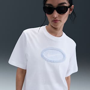 เสื้อยืดกราฟิกแขนสั้นทรงหลวมผู้หญิง Nike Sportswear