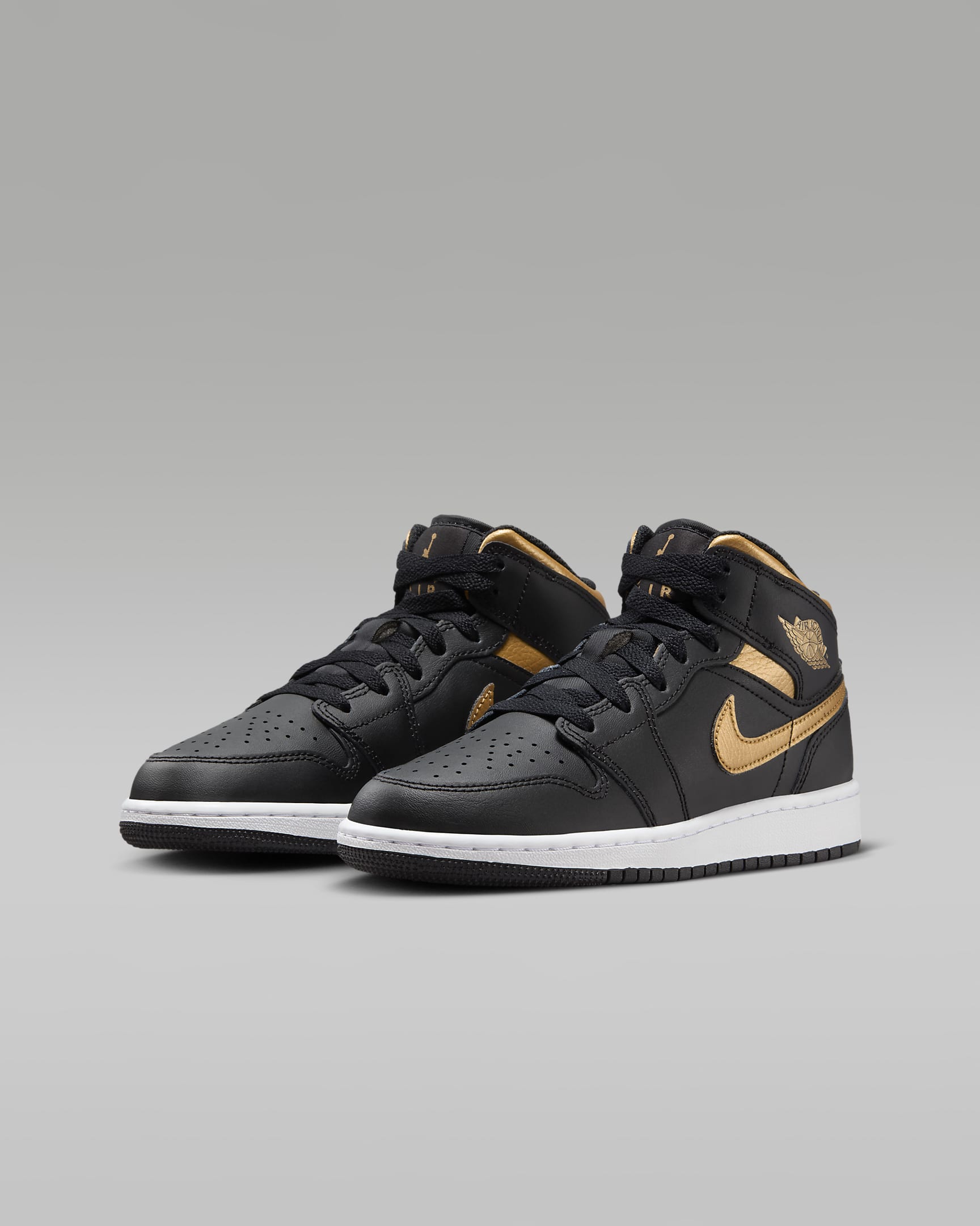 Air Jordan 1 Mid-sko til større børn - sort/hvid/Metallic Gold