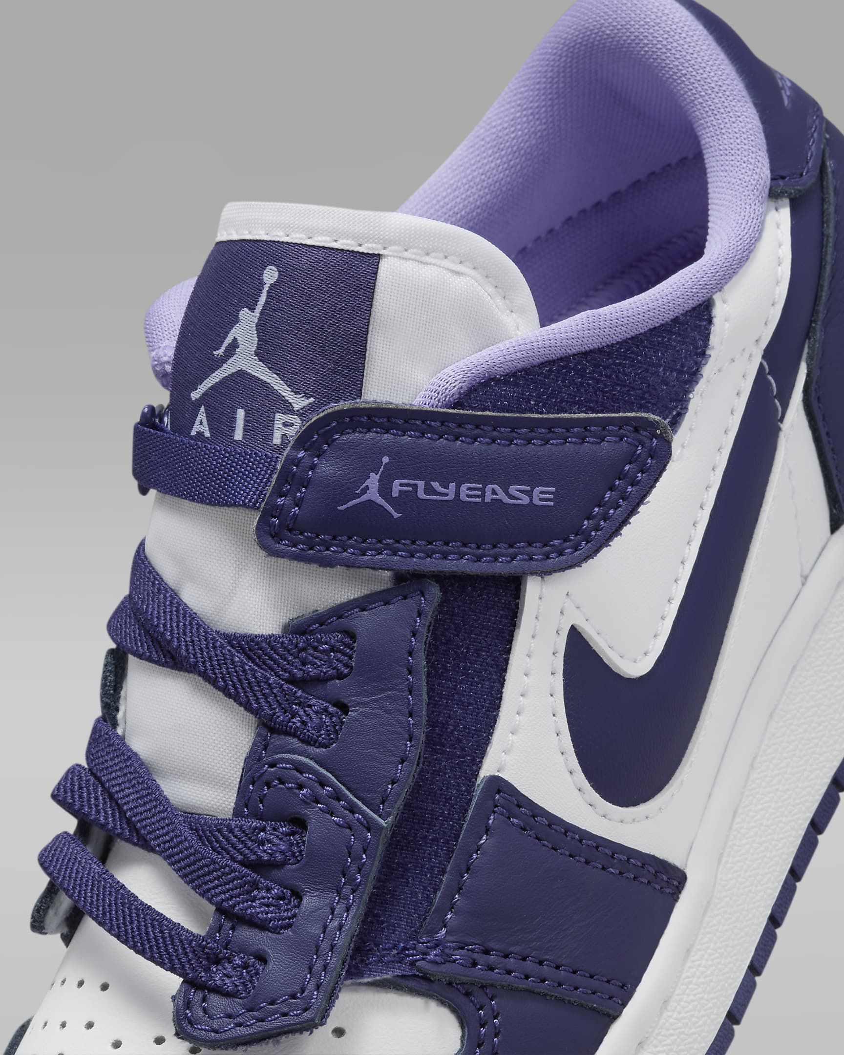 Air Jordan 1 Low FlyEase Older Kids' Shoes. Nike RO