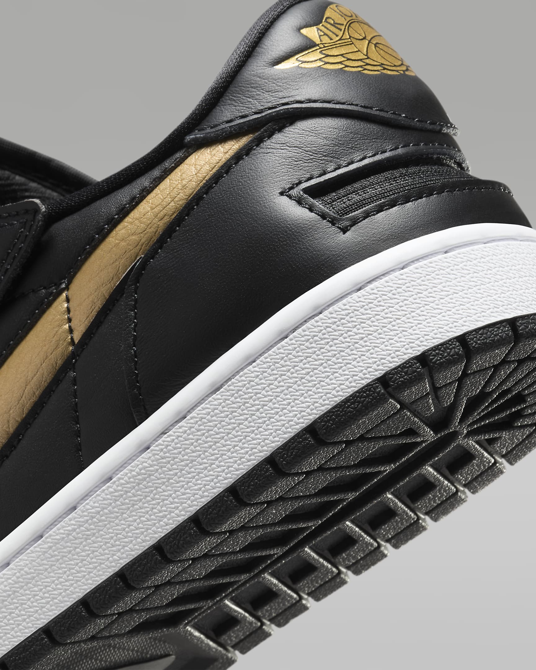 Męskie buty Air Jordan 1 Low FlyEase z systemem łatwego wkładania i zdejmowania  - Czerń/Biel/Metallic Gold