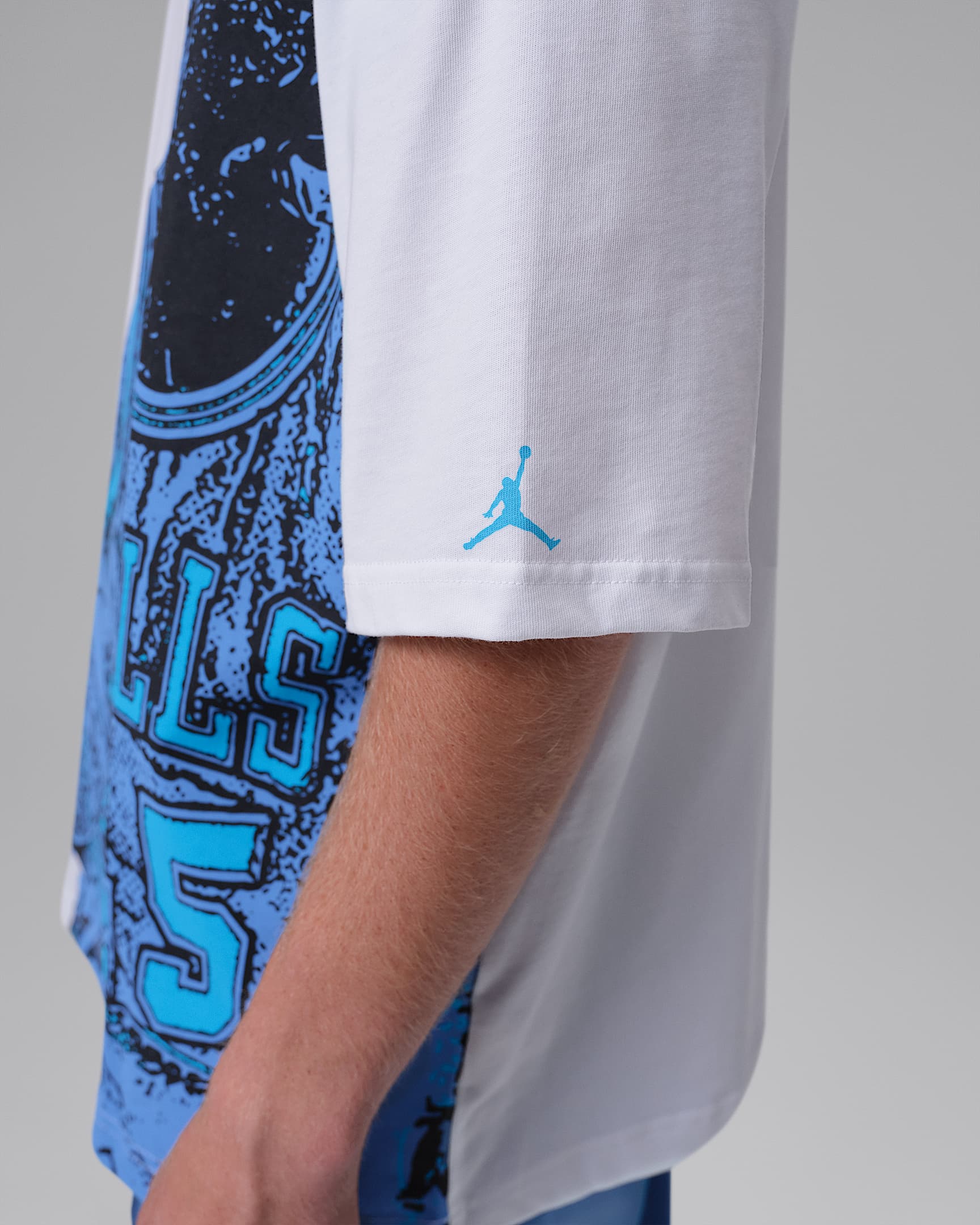 Jordan Sport Men's Dri-FIT Graphic T-Shirt - White/Blue Beyond