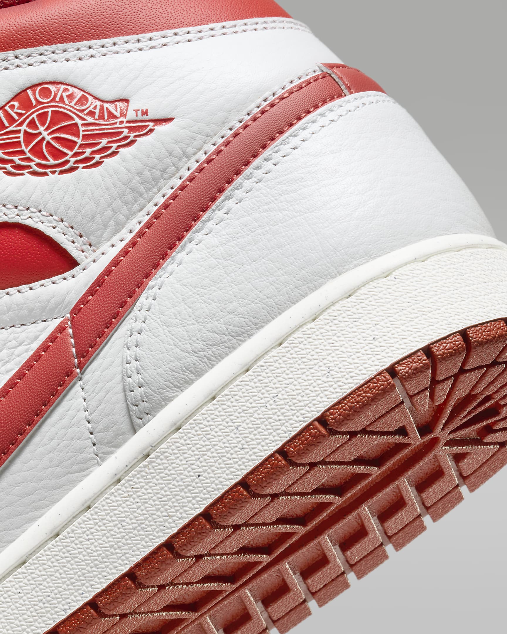 Air Jordan 1 Mid SE-sko til mænd - hvid/Dune Red/Sail/Lobster