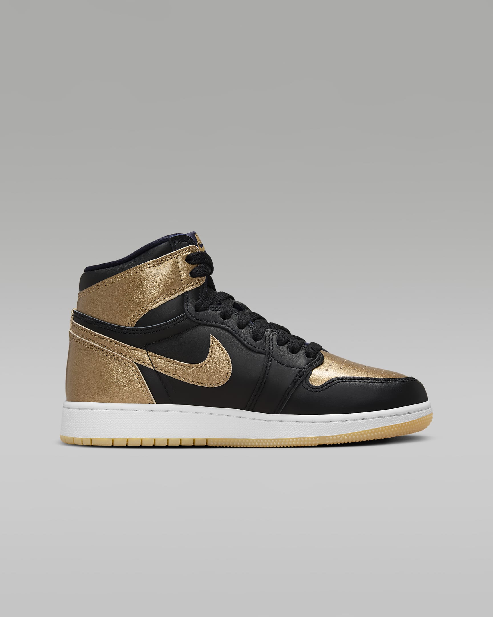 Tenis para niños grandes Air Jordan 1 High OG "Black and Gold" - Negro/Vela/Oro metalizado