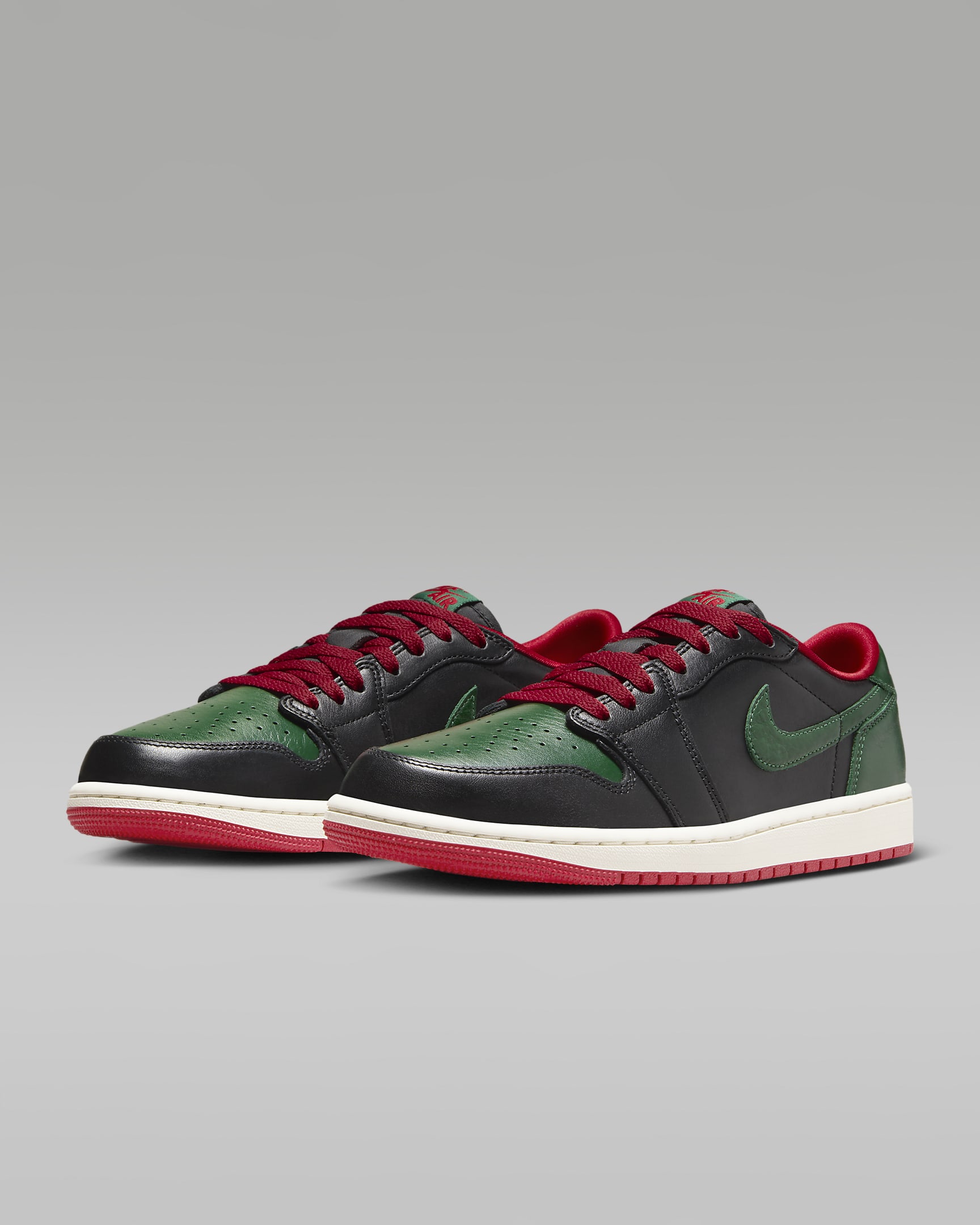 Tenis para mujer Air Jordan 1 Low OG "Black/Gorge Green" - Negro/Rojo universitario/Vela/Verde desfiladero