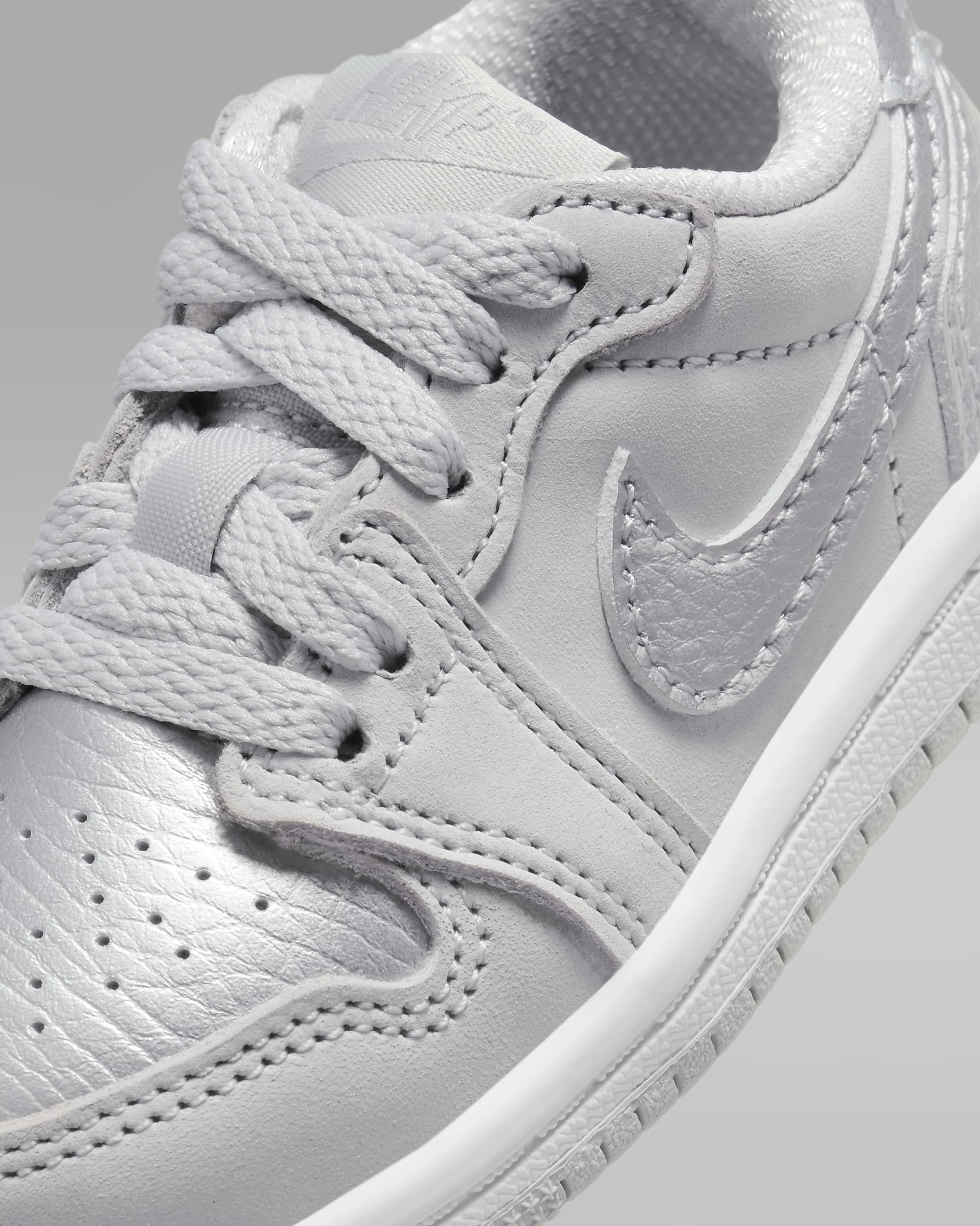 รองเท้าทารก/เด็กวัยหัดเดิน Jordan 1 Retro Low "Silver" - Neutral Grey/ขาว/Metallic Silver