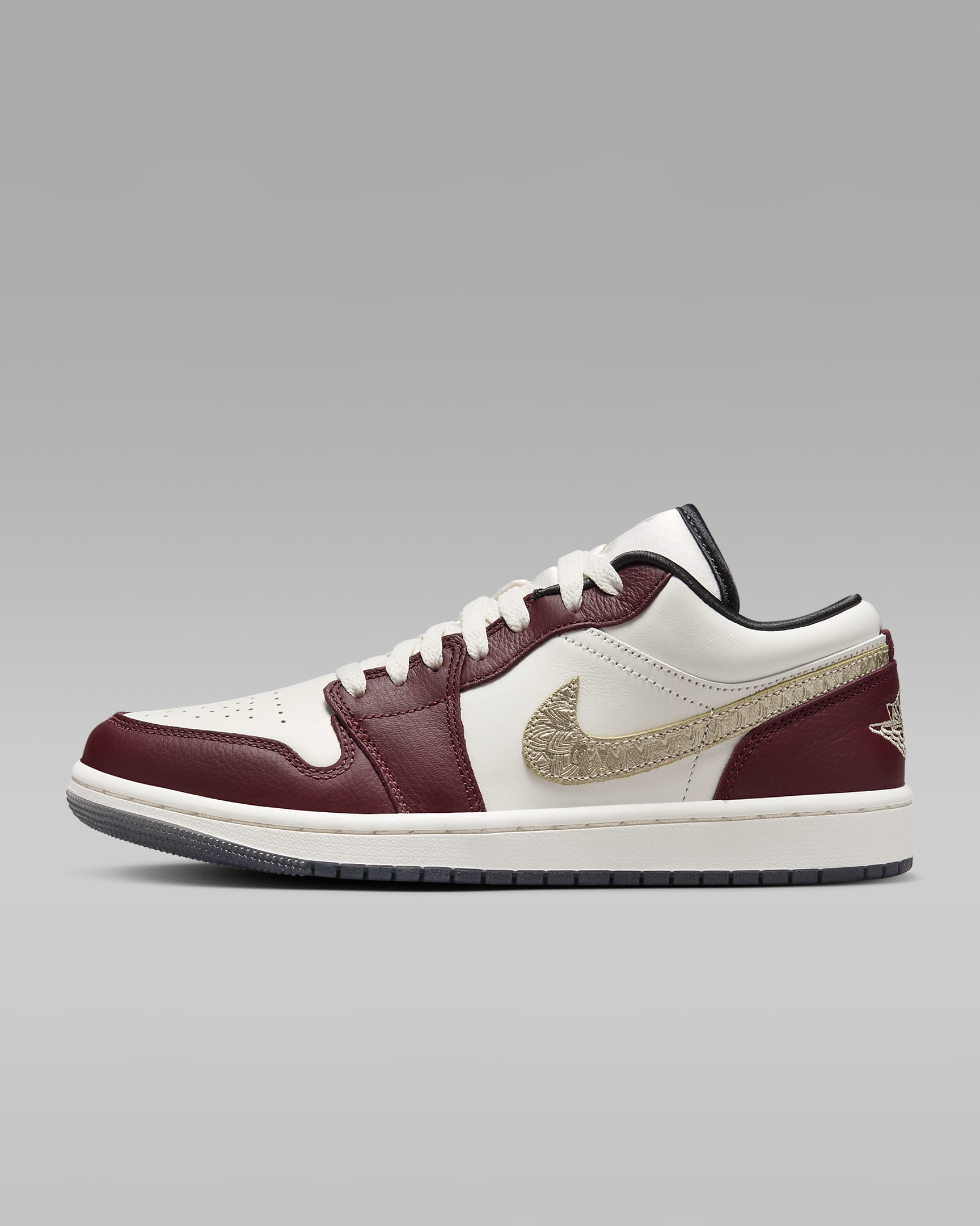 Air Jordan 1 Low SE Lunar New Year damesschoenen - Sail/Dark Team Red/Dark Smoke Grey/Metallic Gold Grain