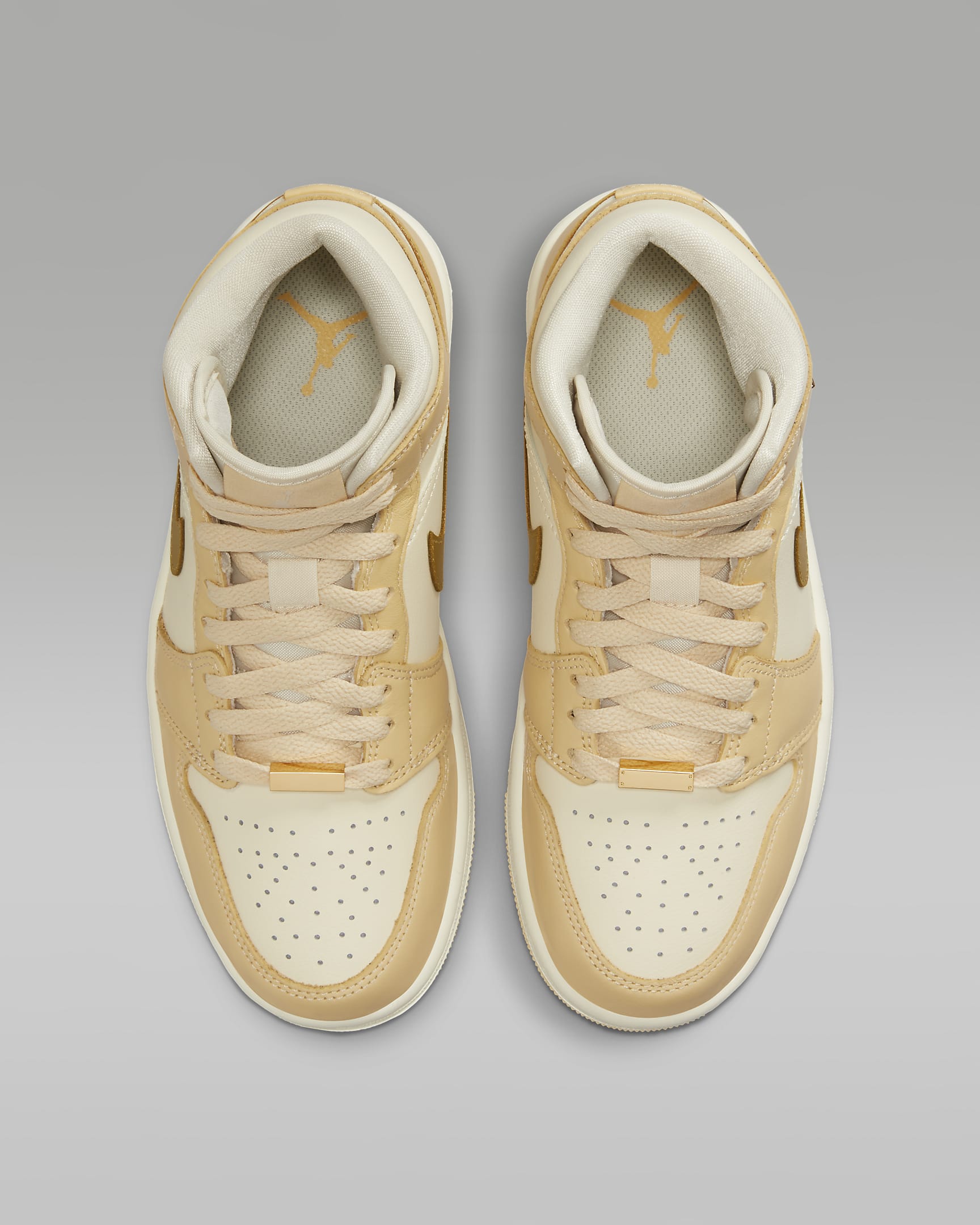 Air Jordan 1 Mid SE Zapatillas - Mujer - Pale Vanilla/Coconut Milk/Sail/Oro metalizado