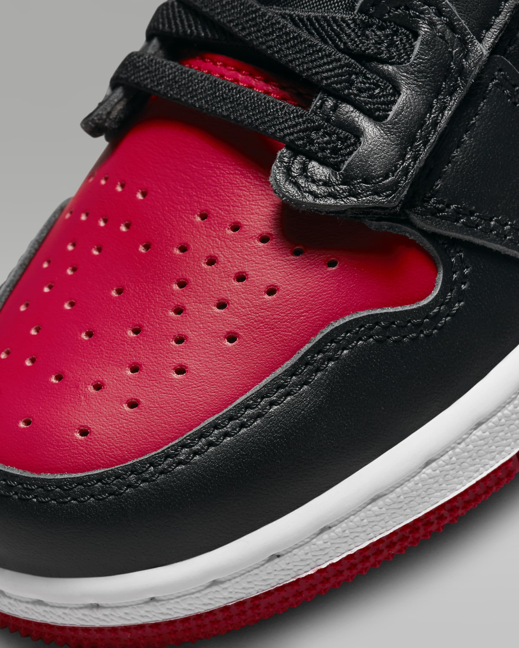 Air Jordan 1 Low FlyEase Older Kids' Shoes. Nike LU