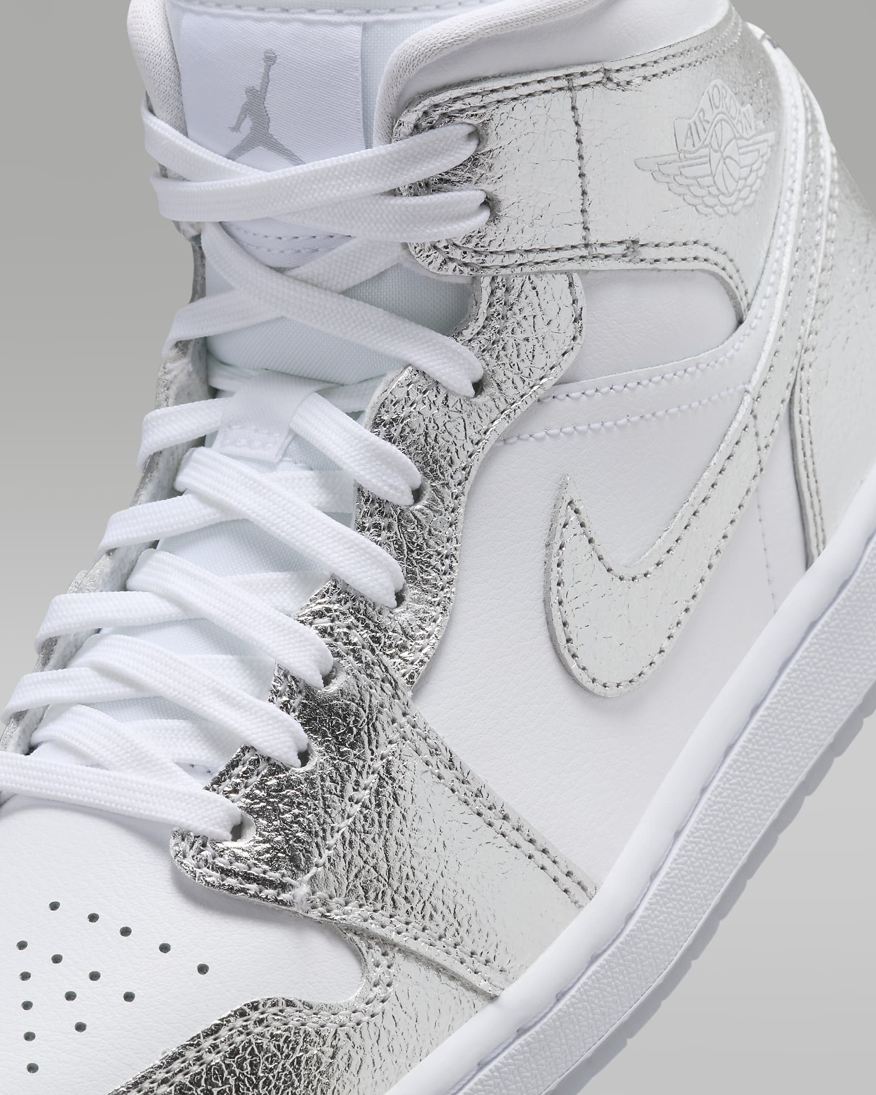 Tenis para mujer Air Jordan 1 Mid SE - Blanco/Gris lobo/Plata metalizado