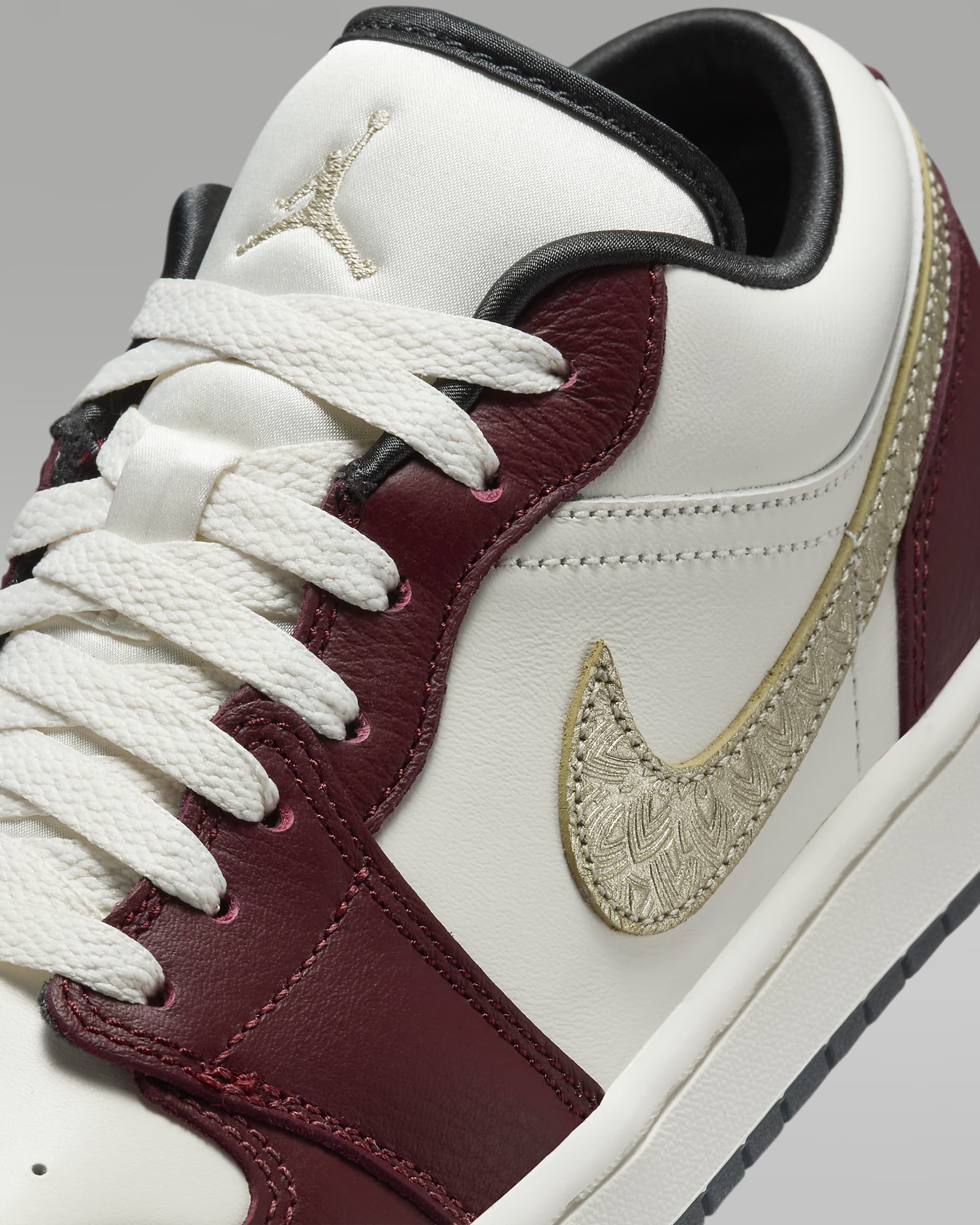 Air Jordan 1 Low SE Lunar New Year damesko - Sail/Dark Team Red/Dark Smoke Grey/Metallic Gold Grain